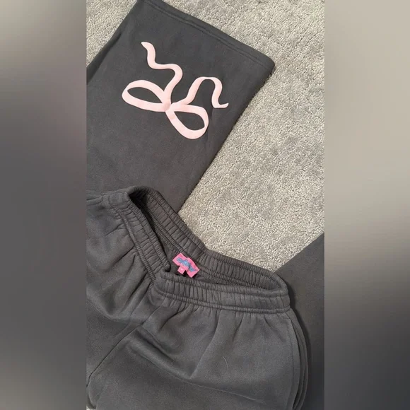 EDIKTED Bonney Bow Detail Sweatpants - Picture 2 of 5